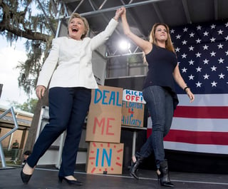 Hillary Clinton hizo campaña con Alicia Machado en Florida. (AP) 

