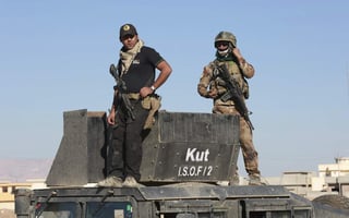Soldados iraquíes toman posición después de tomar el punto de control de Kokjali, cerca de Mosul. (EFE)