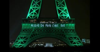 En la estructura de la “dama de hierro”, como también se conoce a la Torre Eiffel se lee un mensaje que dice en francés “Accord de Paris, c’est fait” (Acuerdo de París, está hecho). (TWITTER)