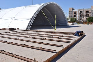 Celebración. El 3 de diciembre será inaugurada la pista de hielo en la Plaza Mayor de Torreón. (Fernando Compeán)