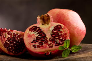 El consumo de frutos como la granada y berries son antioxidantes efectivos en el cuerpo humano. (ARCHIVO)