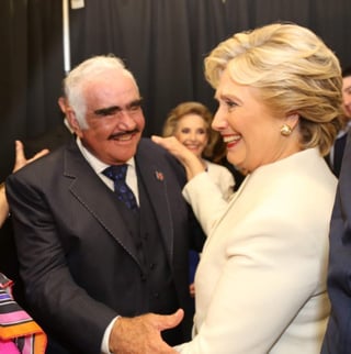 Fernández expresó su admiración por Clinton como una mujer “muy luchadora” y pide a sus compatriotas mexicanos y a los latinos dejar atrás la “flojera” y acudir a las urnas el 8 de noviembre próximo. (TWITTER)