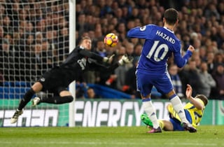 Con excelentes asociaciones y espíritu asesino, Chelsea destrozó a un oponente que tenía la segunda mejor defensa antes de su derrota en Stamford Bridge. (AP)
