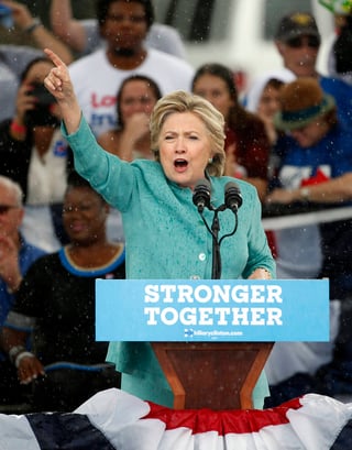 Aguanta. Hillary Clinton habla a sus seguidores bajo la lluvia en Pembroke Pine, Florida.