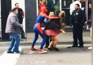 'Spiderman' ayudó a capturar a la delincuente. (YOUTUBE)
