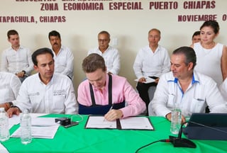 Firma con la sana. El gobernador Manuel Velasco tuvo que usar la mano izquierda para firmar el Pacto de Puerto Chiapas.