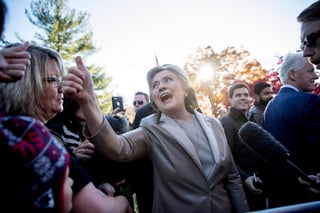Hillary Clinton ejerció su derecho al voto junto a su esposo. (AP) 