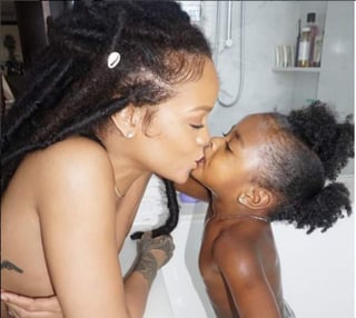 La cantante subió una imagen dándole un beso en la boca a su sobrina además de estar desnuda. (INSTAGRAM)