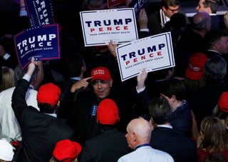 Simpatizantes republicanos celebran el triunfo parcial de Donald Trump. (EFE)