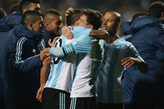 
Tévez, de 32 años, rememoró la gran actuación de su compatriota el pasado domingo en el mismo escenario donde él jugará mañana y aseguró que 'hacer algo parecido' a lo que hizo Messi 'es imposible'.

