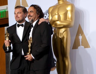 El director Alejandro González Iñárritu posa con su Óscar a Mejor Director junto al actor Leonardo DiCaprio, quien sostiene su Óscar a Mejor Actor, ambos por la película The Revenant. (ARCHIVO)