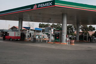 Sin combustible. Se quejan gasolineros de otros municipios laguneros, de que no se les abastece de diésel en sus estaciones. (ARCHIVO)