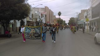 Familias enteras se apostaron a lo largo de la avenida Juárez para no perder del espectáculo que ofrecieron los diferentes estilos de danzas.(ARCHIVO) 
