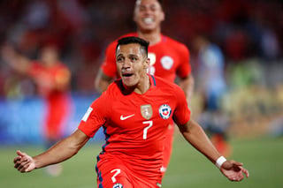 La reacción en el segundo tiempo le permitió al conjunto chileno llevarse tres puntos que le permiten finalizar el año en los puestos de clasificación directa para el Mundial de Rusia 2018. (EFE)