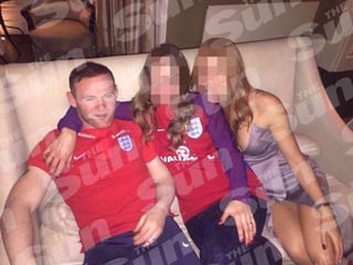 En los últimos días, el diario sensacionalista británico The Sun ha publicado unas imágenes de Rooney ebrio en el hotel de concentración de la selección de Inglaterra.