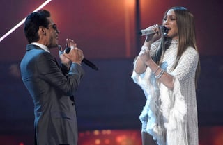 Marc Anthony y JLo sorprendieron a la audiencia con un beso en la gala de los Premios Grammy Latinos, donde Juan Gabriel y Carlos Vives se llevaron los principales galardones. (AP)