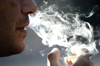 Los principales factores de riesgo son el tabaquismo y respirar humo de leña, solventes o polvos con frecuencia. (ARCHIVO)