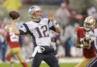 Tom Brady lanzó cuatro pases de anotación en la victoria de Nueva Inglaterra sobre San Francisco. (AP)