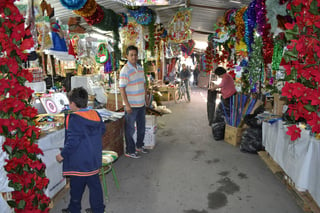Se instalan. Algunos puestos abrieron y empezaron a vender sus artículos en el tradicional mercadito navideño  de Gómez Palacio. (EL SIGLO DE TORREÓN)