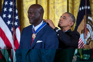 Barack Obama le coloca la Medalla de la Libertad a Michael Jordan.