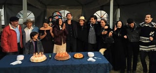 Rodeado de sus compañeros de telenovela, nueva producción de Ignacio Sada, Lyle celebró su onomástico número 30 con dos pasteles. (ESPECIAL) 