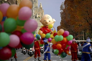 Figuras inflables gigantes, una de ellas con la forma de Charlie Brown, fueron parte del desfile. (AP) 