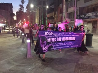 El contingente formado por alrededor de 200 mujeres partió del kiosco de la Plaza de Armas de Torreón por la avenida Morelos hasta llegar a la Fuente del Pensador de la Alameda Zaragoza. (EL SIGLO DE TORREÓN)