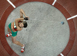 Aksana Miankova, quien ganó el oro en lanzamiento de martillo en Beijing 2008 fue una de las atletas que dio positivo. (Archivo)