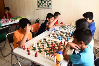 Paciencia y concentración al máximo ponen los competidores a la hora de mover sus piezas en el tablero durante el torneo. (Archivo)