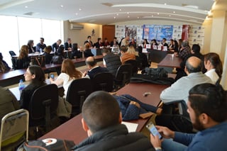 Evento. La Universidad Iberoamericana de Torreón triunfó en el Debate Universitario 2016, que se realizó en la Canaco. (ROBERTO ITURRIAGA) 
