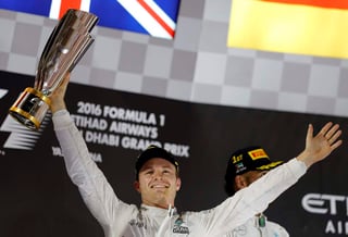 Rosberg cerró en un apretado final con el título mundial, este domingo le valió estar en el podio y con el segundo lugar fue suficiente para quedar campeón al llegar a 385 puntos.
