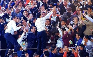 Como ya hizo costumbre, el presidente se dedicó a saludar y tomarse fotos con la militancia lo que le tomó más de 10 minutos en llegar al presidium. (ESPECIAL) 

