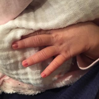 A una semana del nacimiento de la pequeña, Subtil publicó una imagen en la que se ve la manita de Mila Mayer, nacida hace una semana. (INSTAGRAM) 

