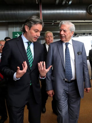 Nuño se reunió con el Premio Nobel de Literatura, Mario Vargas Llosa. (EFE)