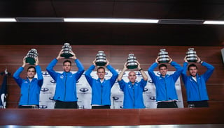 Los jugadores del combinado argentino de tenis posan con réplicas de la Copa Davis tras la llegada a su país. (Fotografía de EFE)