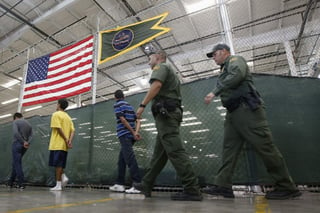 Según datos del Gobierno, 41,000 individuos se encuentran retenidos en los centros de detención por haber cruzado la frontera de manera ilegal o por haber cometido delitos mientras residían legalmente en Estados Unidos. (ARCHIVO)