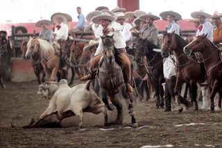 Tradicionales son las suertes charras en varios estados del país, como el de Hidalgo (foto), o incluso las que se viven en Coahuila. (EFE)