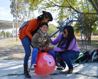 Entregan regalos. Estudiantes de la  UJED llevaron juguetes y actividades de recreación a niños de Tlahualilo.