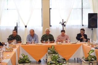 Los gobernadores hablaron de la intención de ambos por trabajar en conjunto para mejorar las condiciones de seguridad en La Laguna y de fortalecer la relación entre los dos gobiernos y sus dependencias.