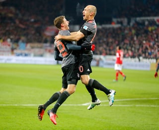 Robert Lewandowski (i) y Arjen Robben anotaron los goles del Bayern Múnich. (AP)