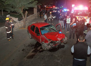 Accidente. El conductor del vehículo sedán perdió la vida de manera instantánea luego de impactarse con el pilar de concreto.