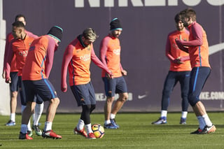 Los jugadores del Barcelona Luis Suárez (i) y Leo Messi (2do. i) juegan con el balón durante el entrenamiento en la Ciudad Deportiva Joan Gamper. (EFE)