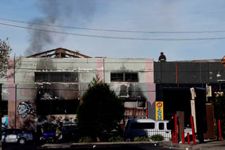 Siniestro. Al menos 9 personas han muerto en Oakland en un incendio dentro de un almacén que albergaba un concierto de música electrónica. Autoridades temen que los fallecidos puedan llegar a 40.