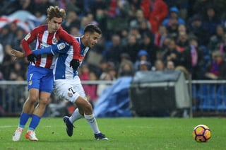 Diego Reyes en una jugada del partido de ayer. Espanyol y Reyes frenan al Atlético de Madrid