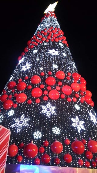 El encendido del pino navideño será hasta mañana en Acuña. (ARCHIVO) 