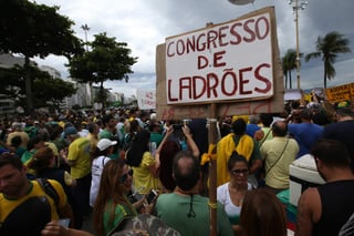 RÍO DE JANEIRO (BRASIL).- Miles de ciudadanos salieron, a la playa de Copacabana en Río de Janeiro (Brasil), para mostrar su descontento por la cada vez más evidente corrupción de buena parte del arco político brasileño. En Río de Janeiro, miles de cariocas se concentraron en la emblemática playa de Copacabana, muchos de los cuales vestían con los colores verde y amarillo de la bandera brasileña y mostraban carteles con el mensaje 'yo apoyo la Lava-Jato', como se conoce a la investigación de la trama de corrupción enquistada en Petrobras. EFE 
