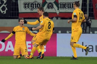 El equipo del mexicano Marco Fabián, el Eintracht Frankfurt, consiguió un punto ayer. (EFE)