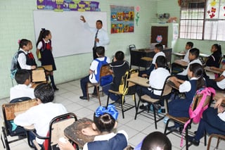 Los estudiantes mexicanos presentan un rezago en habilidades matemáticas de casi tres años comparado con el promedio de los 34 países miembros de esa organización. (ARCHIVO)
