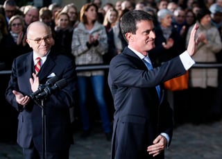 Relevo. Bernard Cazeneuve (Izq.) sustituye a Manuel Valls. 