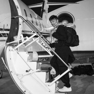 Ya está listo. Apenas hace algunos días el boricua compartió en Instagram una foto en donde se le observa abordando un avión.